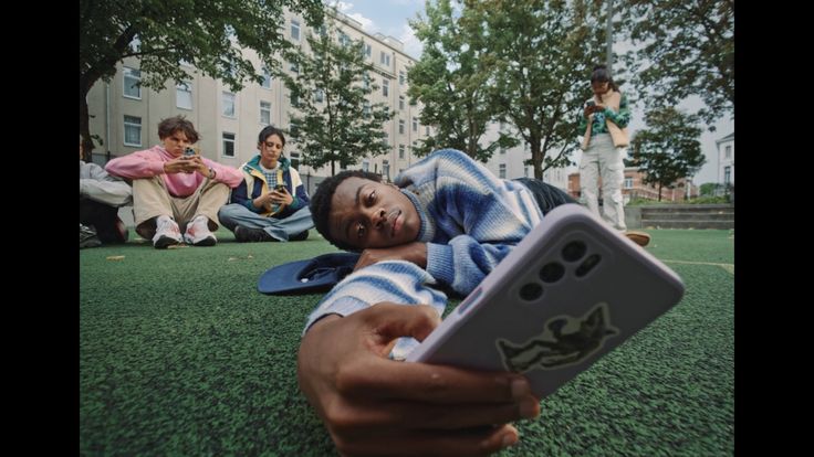 Construction of Identity in the Digital Age: Who Am I Online?